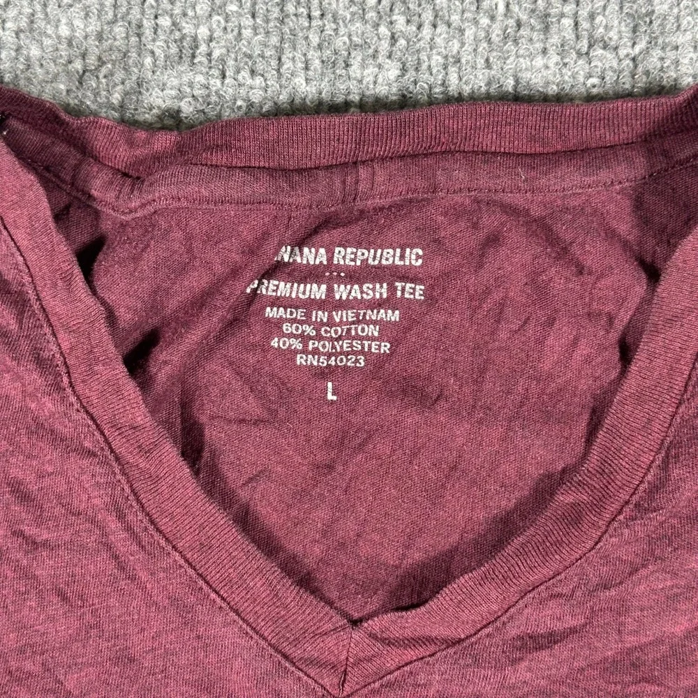 Banana Republic T Shirt Mens Size L Maroon V-Neck Premium Wash Tee Short Sleeve
